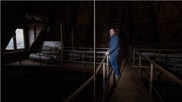Vom Dachboden des Wasserturms kann Alain Caboussat direkt in den zwölf Meter tiefen Schlund des Wassertanks blicken – und durchs Fenster über den Cuxhavener Hafen und die Elbe bis nach Schleswig-Holstein.