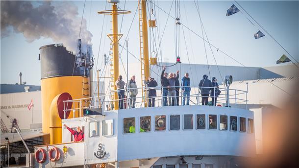 Live-Blog Weser-Parade: Lauter schöne Schiffe vor Bremerhaven Vom Dampfeisbrecher „Wal“ wird freundlich in die Menge gegrüßt.