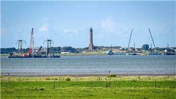 Land für alternative Stromkabel-Trassen abseits der Inseln Vom Festland aus ist das Kabelverlegeschiff „Barbarossa“ im Watt vor Norderney zu sehen.