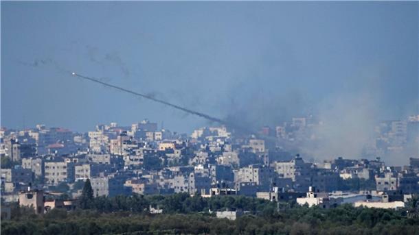 Bodenoffensive in Gaza erwartet - Nahost-Flächenbrand droht Vom Gazastreifen aus werden weiterhin Raketen auf Israel abgefeuert, so wie hier am Sonnatgvormittag.
