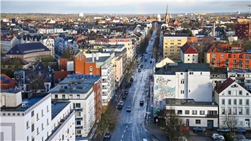 Vom Hochhaus Freigebiet 1 hat man einen guten Blick auf die Stadt. Lehe ist mit der Hafenstraße im Blick. Dort befinden sich einige Schrottimmobilien.