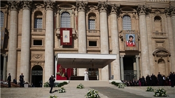 Vom Petersdom hängen zwei große Bilder der neuen Heiligen.