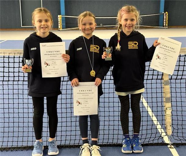 Lotta Stüdemann, Thea Drieling und Ella Behrens vom TK Nordenham Tennis