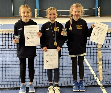 Lotta Stüdemann, Thea Drieling und Ella Behrens vom TK Nordenham Tennis