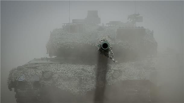 Europäische Verteidigung steckt fest Von 1992 bis 2021 ist die Zahl der Kampfpanzer in einer Gruppe ausgewählter EU-Staaten von 16.851 auf 3383 verringert worden.