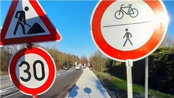 Von Atens bis zur Abzweigung nach Phiesewarden wird an der B 212 ein neuer Radweg gebaut. Anfang Februar soll er fertig sein.