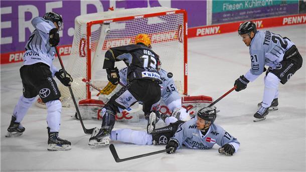 Jubelsturm in der Eisarena: die Pinguins bleiben im Playoff-Rennen Eishockeyspieler im Zweikampf vor dem Tor.