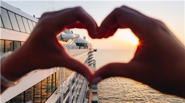 Von Deck eines Kreuzfahrtschiffes lassen sich mitunter die schönsten Sonnenuntergänge beobachten.
