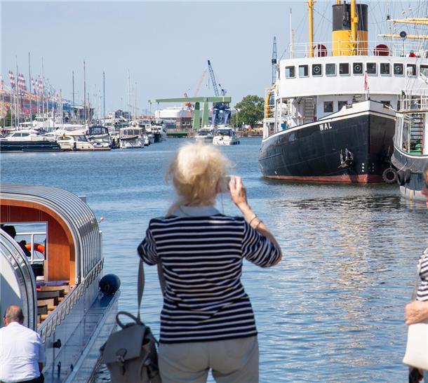 Das sind die besten Foto-Spots für die Maritimen Tage in Bremerhaven Anleger der Hafenrundfahrten