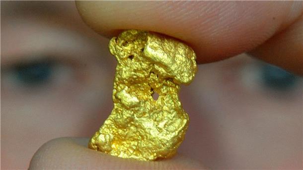 Selber Gold suchen Von dem Fund eines solchen Goldstückchens träumen manche Menschen.
