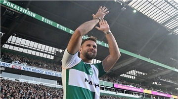 Von den Fans gefeiert: Niclas Füllkrug beim Abschiedsspiel von Diego in Bremen.
