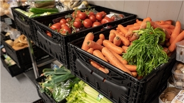 Von den Supermärkten in der Region gibt es vor allem Obst und Gemüse, das kurz vor dem Verfallsdatum steht. Aber auch Brot, das nicht mehr frisch, aber noch gut ist, wird gespendet.