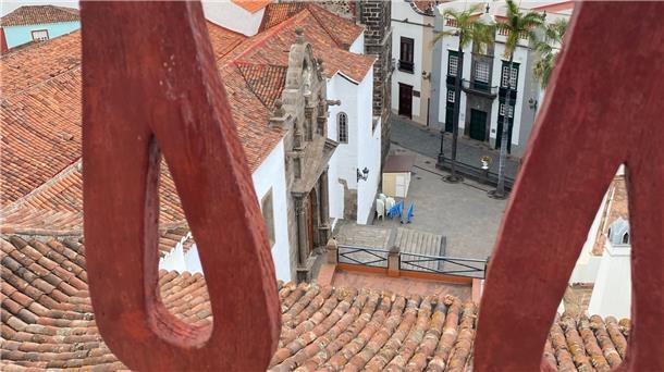 Von der Dachterrasse des kleinen Hotels Casa Alves in einem Haus aus dem 16. Jahrhundert, einem der ältesten Gebäude der Inselhauptstadt, geht der Blick auf die Altstadt von Santa Cruz de la Palma mit der Kirche El Salvador an der Plaza de España.