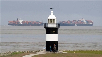Von der Galerie des Kleinen Preußen haben die Besucher einen weiten Blick über das Wattenmeer und die großen Schiffe.