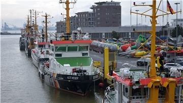 Von der Kennedy-Brücke hat man einen prima Blick auf den Tonnenhof und die Flotte des Wasserstraßen- und Schifffahrtsamtes.