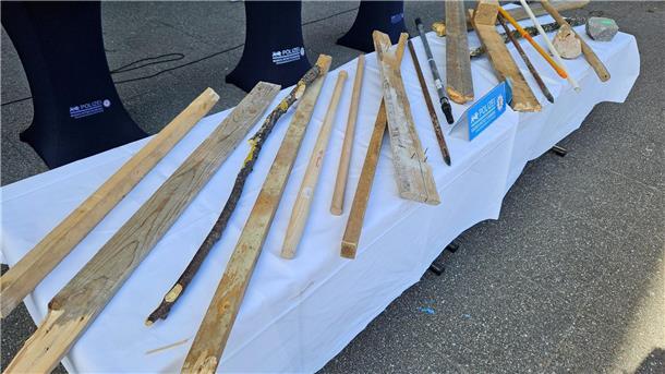 Verbotsdebatte vor weiterem Eritreer-Treffen in Stuttgart Von der Polizei gesichterte Stöcke und Latten liegen vor der Pressekonferenz zu den Ausschreitungen auf einem Tisch.