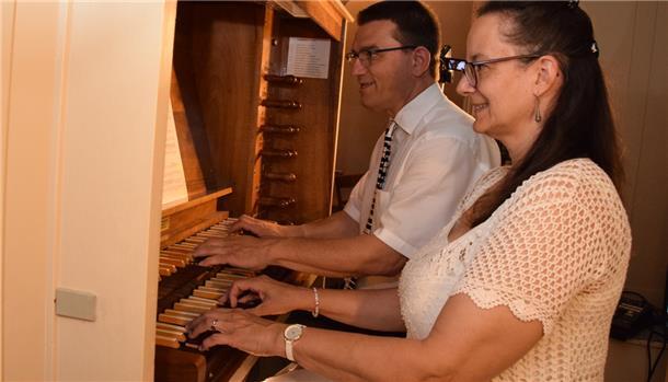 Von der Polka bis zum Walzer: Das Orgel-Duo Iris und Carsten Lenz spielte in Selsingen vierhändig und auch vierfüßig.