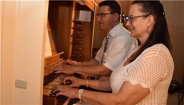 Von der Polka bis zum Walzer: Das Orgel-Duo Iris und Carsten Lenz spielte in Selsingen vierhändig und auch vierfüßig.