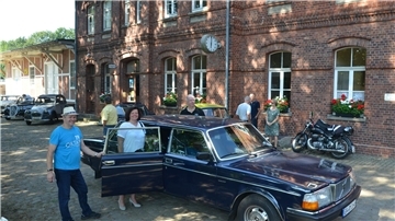 Von der Schiene auf die Straße: Bürgermeisterin Gabi Kasten nimmt die Einladung von Klaus Pohland zur Ausfahrt im Volvo aus dem Fuhrpark der damaligen DDR-Regierung gerne an. Auch Uwe Mei (hinten) fährt mit.