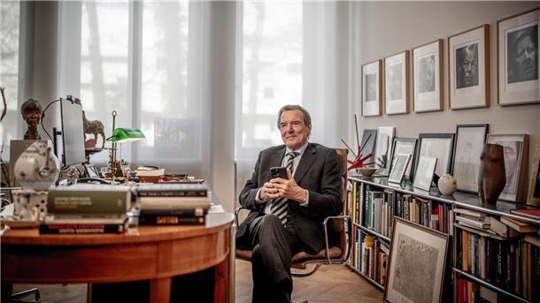 Von der SPD wünscht sich Schröder, dass sie sich wieder auf ihre Anti-Kriegs-Traditionen besinnt.