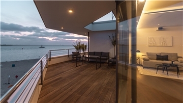 Von der Terrasse der Penthouse-Wohnung lässt sich der Sonnenuntergang genießen. Die Wohnung befindet sich im Gebäude des Restaurants "Panorama" direkt auf dem Deich
