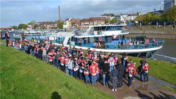 Von dieser Auswärtsfahrt schwärmen viele Fans der Fischtown Pinguins nochheute. 1650 Anhänger begleiteten die Eishockey-Profis 2017 zum Auswärtsspiel bei der Düsseldorfer EG. Verbunden war das mit einer Schiffstour auf dem Rhein und einer unvergesslichen Party.