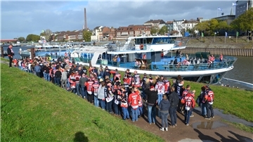 Von dieser Auswärtsfahrt schwärmen viele Fans der Fischtown Pinguins nochheute. 1650 Anhänger begleiteten die Eishockey-Profis 2017 zum Auswärtsspiel bei der Düsseldorfer EG. Verbunden war das mit einer Schiffstour auf dem Rhein und einer unvergesslichen Party.