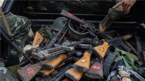 Von einer bewaffneten Gruppe beschlagnahmte Waffen des Militärs im Ort Loikaw im Karenni-Staat.