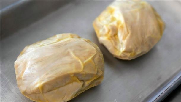 „Beginn neuer Ära“: USA erlauben Verkauf von Laborfleisch Von Good Meat kultiviertes Hühnerfleisch. Das Unternehmen und sein Konkurrent Upside Foods haben in den USA die Genehmigung für den Verkauf von aus tierischen Zellen gezüchtetem Hähnchenfleisch erhalten.