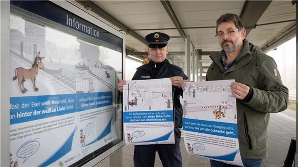 Von links: Detlef Moors (Präventionsbeauftragter der Bundespolizei) und Thomas Schäfer (Bahnhofmanagement Bremerhaven/Osnabrück).