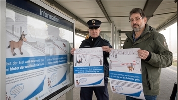 Von links: Detlef Moors (Präventionsbeauftragter der Bundespolizei) und Thomas Schäfer (Bahnhofmanagement Bremerhaven/Osnabrück).