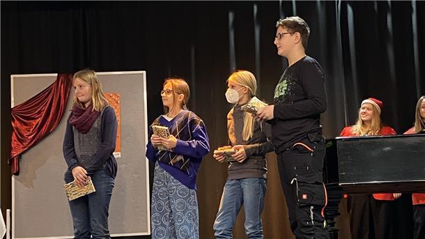 Von links: Hanna Eckhoff, Livia Schardelmann, Wenke Brandt und Sven Pöschl traten beim Vorlesewettbewerb gegeneinander an.