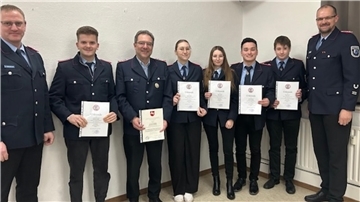 Von links: Jens Uhlenbruch (stellvertretender Ortsbrandmeister), Hennes Köster, Reiner Eckhoff, Janne Eckhoff, Maren Ernst, Robert Schröder, Nico Ernst und Ortsbrandmeister Stefan Meier.