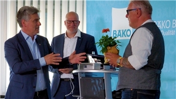 Von links: Jörg Itjen (Aufsichtsratsvorsitzender) und Mirko Oeltermann danken Frank Rehme für seinen packenden Vortrag über die neue Aufgabe des Handels unter dem Motto „Umsorger statt Versorger“.