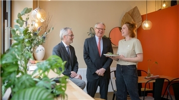 Von links: Karsten Nowak, Präses Eduard Dubbers-Albrecht und Jenifer Dagligil im Frühstücks-Café Lieblingsplatz.