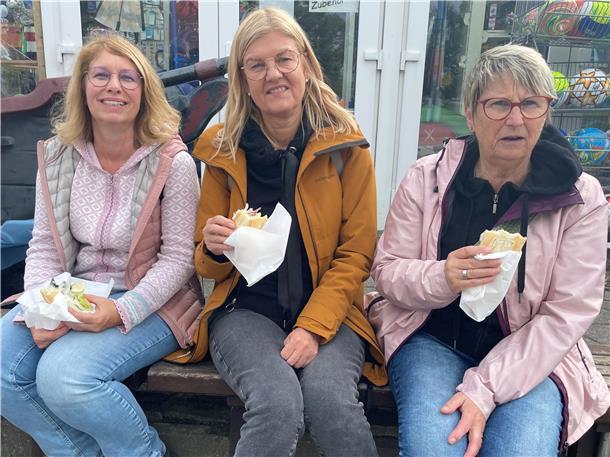 Typisch norddeutsch: Deswegen kommen die Touristen so gern nach Butjadingen Drei Frauen mit Fischbrötchen