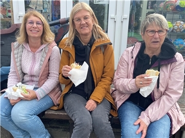 Drei Frauen mit Fischbrötchen