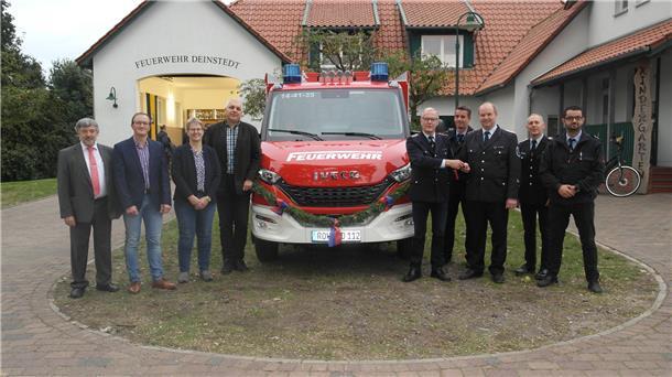 Von links: Ratsherr Reinhard Lindenberg, der Vorsitzende des Feuerwehrausschusses Bastian Mügge, Deinstedts Bürgermeisterin Gunda Braasch, Ordnungsamtleiter Andreas Koy, Samtgemeindebürgermeister Gerhard Kahrs, der stellvertretende Gemeindebrandmeister Ronald Krause, Gemeindebrandmeister Marko Hastedt, Deinstedts stellvertretender Ortsbrandmeister Thomas Gettel und Deinstedts Ortsbrandmeister Michael Krause.