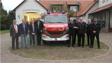 Von links: Ratsherr Reinhard Lindenberg, der Vorsitzende des Feuerwehrausschusses Bastian Mügge, Deinstedts Bürgermeisterin Gunda Braasch, Ordnungsamtleiter Andreas Koy, Samtgemeindebürgermeister Gerhard Kahrs, der stellvertretende Gemeindebrandmeister Ronald Krause, Gemeindebrandmeister Marko Hastedt, Deinstedts stellvertretender Ortsbrandmeister Thomas Gettel und Deinstedts Ortsbrandmeister Michael Krause.