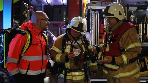 Von links: Rettungssanitäter Marc Dominik Koch, Angriffstruppenführer Stefan Eckhoff und Gruppenführer Hauke Kahrs mit einem CO-Melder der Feuerwehr.