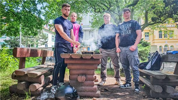 Von links: Sebastian Nötzel (17), Laurin Stelling (17), Martin Klook (18) und Bastian Schüring (17) grillen nach der Schule auf dem Schulhof des Lloyd Gymnasiums. Sie wollen sich ein bisschen Normalität zurückholen.