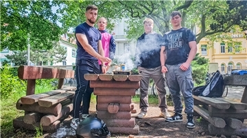 Von links: Sebastian Nötzel (17), Laurin Stelling (17), Martin Klook (18) und Bastian Schüring (17) grillen nach der Schule auf dem Schulhof des Lloyd Gymnasiums. Sie wollen sich ein bisschen Normalität zurückholen.
