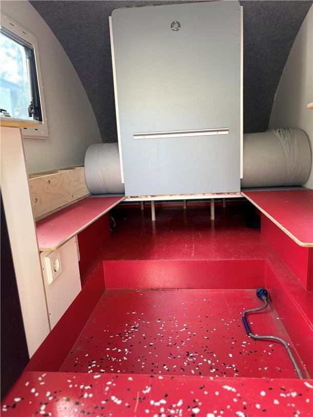 Von Oldtimer-Wohnwagen inspiriert: Der abgesenkte Boden sorgt für mehr Beinfreih...