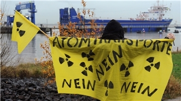 Von Protesten begleitet legt der Atomfrachter „Atlantic Osprey“ 2012 in Nordenham an. Am kommenden Samstag legt erneut ein Frachter hier an.