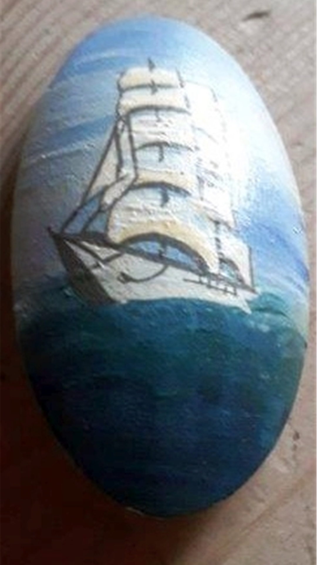 Von russischen Seeleuten kaufte Hella Bitter bei der ersten Sail diese Brosche. Nun ist das kleine Schmuckstück Teil einer Sonderausstellung zur Sail.