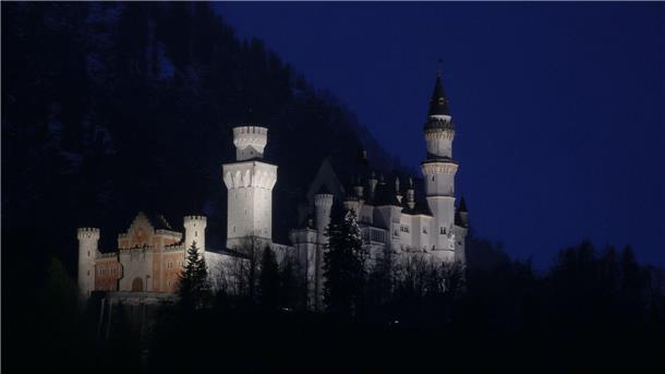 Schloss Neuschwanstein wird wieder beleuchtet Von Scheinwerfern wieder angestrahlt steht das Schloss Neuschwanstein im Königswinkel.