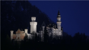 Von Scheinwerfern wieder angestrahlt steht das Schloss Neuschwanstein im Königswinkel.