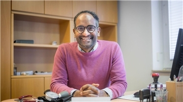 Von seinen Patienten lässt sich Umes Arunagirinathan einfach Dr. Umes nennen.