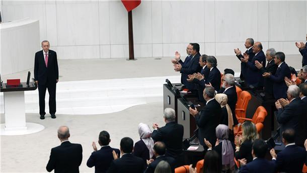 Erdogan holt angesehenen Ökonomen ins neue Kabinett Von seiner AK-Partei und ihren Partnern bekommt Recep Tayyip Erdogan Applaus.