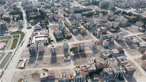 Nach Erdbeben: Dauerhafte Hilfe für Türkei beim Wiederaufbau Von Trümmern geräumte Flächen in der Innenstadt von Antakya.